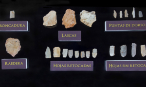Mikrolithe der Jungsteinzeit und des Epipaläolithikums, ausgestellt im Archäologischen Museum von Cabra, Spanien, Bildnachweis: WH_Pics / Shutterstock.com