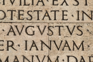 Die Res Gestae Divi Augusti (Taten des römischen Kaisers Augustus) in lateinischer Sprache, entstanden im 1. Jh. n. Chr.