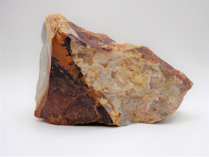 Der Feuerstein ist ein kristalliner und relativ harter Stein, dessen Bruchstellen sich für die Bearbeitung erahnen lassen