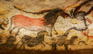 Die Felsbilder bzw. die Höhlenmalerei aus der Höhle von Lascaux (Frankreich) ist etwa 20.000 bis 30.000 Jahre alt und entstand in der Altsteinzeit, Bildnachweis: thipjang / Shutterstock.com