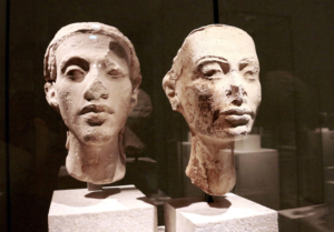 Büsten der Pharaonen Echnaton und Nofretete, ausgestellt im Archäologischen Museum Berlin, Bildnachweis: 360b / Shutterstock.com