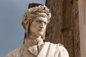 Denkmal aus weißem Marmor von Dante Alighieri von Enrico Pazzi auf der Piazza Santa Croce, neben der Basilika Santa Croce, Florenz, Italien, Bildnachweis: xsmirnovx/shutterstock.com