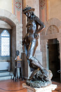 Davidfigur des Donatello mit Goliath-Kopf zu seinen Füßen, ausgestellt im Museo nazionale del Bargello in Florenz, Bildnachweis: Paolo Gallo / Shutterstock.com