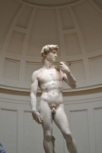 Die David-Figur von Michelangelo (entstanden zwischen 1501 und 1504 in Florenz) wählt den Kampf zwischen David gegen Goliath als antikes Motiv, Bildquelle: Nina_Hartwood/shutterstock.com