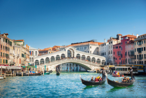 Blick auf die Rialtobrücke in Venedig, Bildnachweis: Adisa/Shutterstock.com 