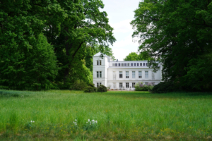 Schloss Tegel, Landhaus in Berlin Tegel, erbaut von Wilhelm von Humboldt nach Entwürfen von Karl Friedrich Schinkel, Bildnachweis: Achim Wagner / Shutterstock.com
