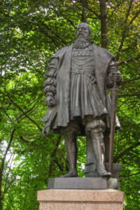 Denkmal für den Großmeister des Deutschen Ordens und ersten Herzog von Preußen Albrecht von Brandenburg-Ansbach. Kuppel Kathedrale Unserer Lieben Frau und St. Adalbert. Kaliningrad, Russland - 16. Juni 2012, Bildlizenz: Sergey Denisenko / Shutterstock.com