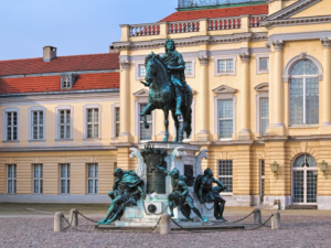 Reiterstandbild von Friedrich Wilhelm von Brandenburg (der Große) vor dem Schloss Charlottenburg, gefertigt von Andreas Schlüter zwischen 1696-1703, Bildnachweis: Mikhail Markovskiy / Shutterstock.com