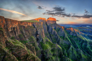 Panoramablick auf die Drakensberge (Südafrika)