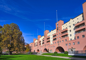Karl-Marx-Hof Apartmentanlage in Wien, Bildnachweis: photostar72/shutterstock.com