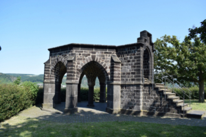 Königsstuhl von Rhens: Hier wählten am 21. August 1400 die Kurfürsten den wittelsbachischen Pfalzgrafen zum König., Bildnachweis: M. Volk / Shutterstock.com