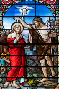 Jesu Taufe durch Johannes den Täufer, Glasmalerei in der Kirche von Leschaux, Bildnachweis: Joan Sutter/shutterstock.com