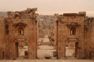 Eingangstor zum Artemis-Tempel in Gerasa, Bildnachweis: Anja Koeberle/shutterstock.com
