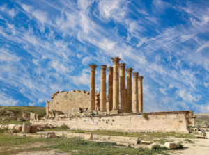 Jupitertempel samt Terrasse und Unterbau in Gerasa, Bildnachweis: VLADJ55/shutterstock.com