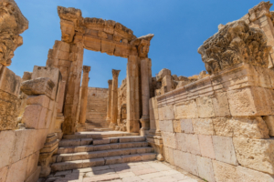 Tor der Kathedralruinen in Gerasa/Jerash, Bildnachweis: Matyas Rehak/shutterstock.com