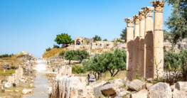 Kolonnadenstraße in Gadara, Bildnachweis: Kathryn Sullivan/shutterstock.com