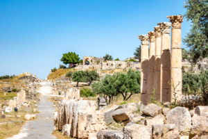 Kolonnadenstraße in Gadara, Bildnachweis: Kathryn Sullivan/shutterstock.com