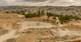 Ruinen von Gerasa und das moderne Jerasch im Hintergrund, Bildnachweis: MilaUg/shutterstock.com