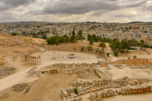 Ruinen von Gerasa und das moderne Jerasch im Hintergrund, Bildnachweis: MilaUg/shutterstock.com