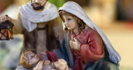 Weihnachtsgeschichte: Krippenszene zur Geburt Jesu mit Maria und Joseph, Bildnachweis: ChiccoDodiFC/shutterstock.com