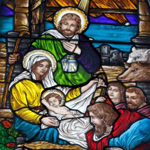 Weihnachtsgeschichte: die Anbetung der Hirten, Buntglasmalerei in der Kirche von Fatima (Ho-Chi-Minh-Stadt, Vietnam), Bildnachweis: godongphoto/shutterstock.com