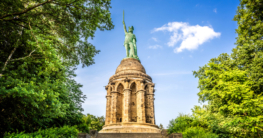 Das Hermannsdenkmal bei Detmold erinnert an den Sieg des Arminius (Herrmann der Cherusker) über Varus, Bildnachweis: Guenter Albers/shutterstock.com