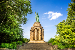 Das Hermannsdenkmal bei Detmold erinnert an den Sieg des Arminius (Herrmann der Cherusker) über Varus, Bildnachweis: Guenter Albers/shutterstock.com