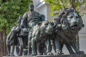 Marcus Antonius Denkmal mit Triumphwagen und Löwengespann, von Arthur Strasser, in Wien, Bildnachweis: Neurobit/shutterstock.com