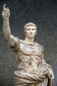 Marmorstatue des römischen Kaisers Augustus in militärischer Kleidung, in Vatikanstadt (Rom), Bildnachweis: yiannisscheidt / Shutterstock.com