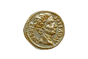Replik einer römischen Goldmünze (Aureus) mit Augustus, Bildnachweis: Tony Baggett/shutterstock.com