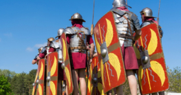 Darstellung römischer Legionäre beim Marsch