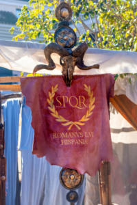 SPQR Banner der römischen Legion, Bildnachweis: Alfonso Soler/shutterstock