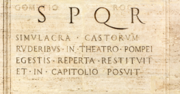 Sockelinschrift auf dem Kapitolinischen Platz in Rom, Bildnachweis: Sergieiev/shutterstock.com