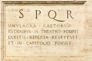 Sockelinschrift auf dem Kapitolinischen Platz in Rom, Bildnachweis: Sergieiev/shutterstock.com