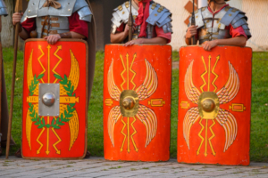Nachbildung traditioneller Scutum-Schilde mit Scutumbuckel in der Mitte des Schildes