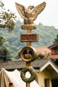 Signum der römischen Armee mit Legionsadler, S.P.Q.R., kaiserliches Porträt, Lorbeerkranz, Bildnachweis: marcovaldo / Shutterstock.com