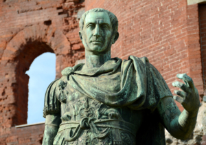 Sulptur des Julius Caesar vor der Porta Palatina in Turin, Bildnachweis: EnricoAliberti Italien Foto/shutterstock.com