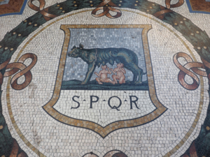Wappen mit der Kapitolinischen Wölfin und SPQR in der Vittorio Emanuele II Galerie in Mailand, Bildnachweis: Claudio Divizia/shutterstock.com
