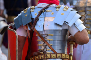 Nahaufnahme eines römischen Schienenpanzers (Lorica segmentata)