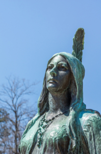 Nachaufnahme der Pocahontas Statue in Jamestown (USA), Bildnachweis: Claudine Van Massenhove / Shutterstock.com