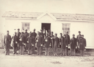 Gruppe von 21 Afroamerikanern, Band of 107th U.S. Colored Infantry', Arlington, Virginia, Foto von William M. Smith (1865), Bildnachweis: Everett-Sammlung/shutterstock.com