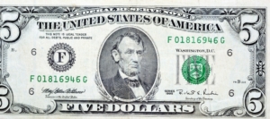 Fünf Dollar mit dem Porträt von Abraham Lincoln, Bildnachweis: Tamer A Soliman/shutterstock.com