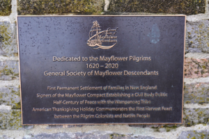 Gedenktafel in Plymouth, Massachusetts erinnert an das Herbstfest der Pilgerväter mit Angehörigen des örtlichen Wampanoag-Stammes, Bildnachweis: RogerMechan / Shutterstock.com