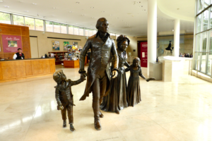 Statue von George Washington und Familie in Mount Vernon, Bildnachweis: Andy Sutherland / Shutterstock.com