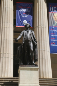 George Washington Statue vor dem Federal Hall National Memorial im unteren Manhattan, Bildnachweis: Leonard Schukowski / Shutterstock.com