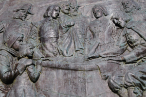 Pilgerdenkmal mit dem Mayflower Compact-Relief in Provincetown, Massachusetts, Bildnachweis: Todd J. Williams/shutterstock.com