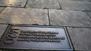 Gedenktafel in Southampton, Großbritannien erinnert an die Abfahrt der Mayflower und Speedwell (1620), Bildnachweis: David G40 / Shutterstock.com