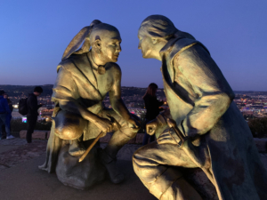 Pittsburgh, Pennsylvania, Standpunktskulptur auf dem Berg Washington, George Washington und der Seneca-Anführer Guyasuta von James West, Bildnachweis: gg5795 / Shutterstock.com