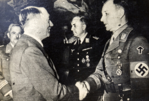 Adolf Hitler mit Viktor Lutze, dem Stabschef der SA ab 1934, Bildnachweis: IgorGolovniov / Shutterstock.com