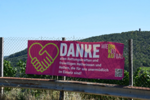 Dankesschild in Dernau ein Jahr nach der Flutkatastrophe 2021, Bildnachweis: M. Volk / Shutterstock.com